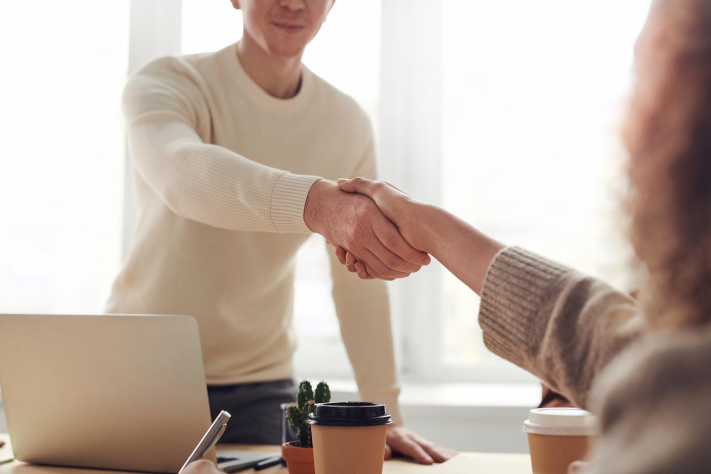Profesionales comerciales trabajando en equipo