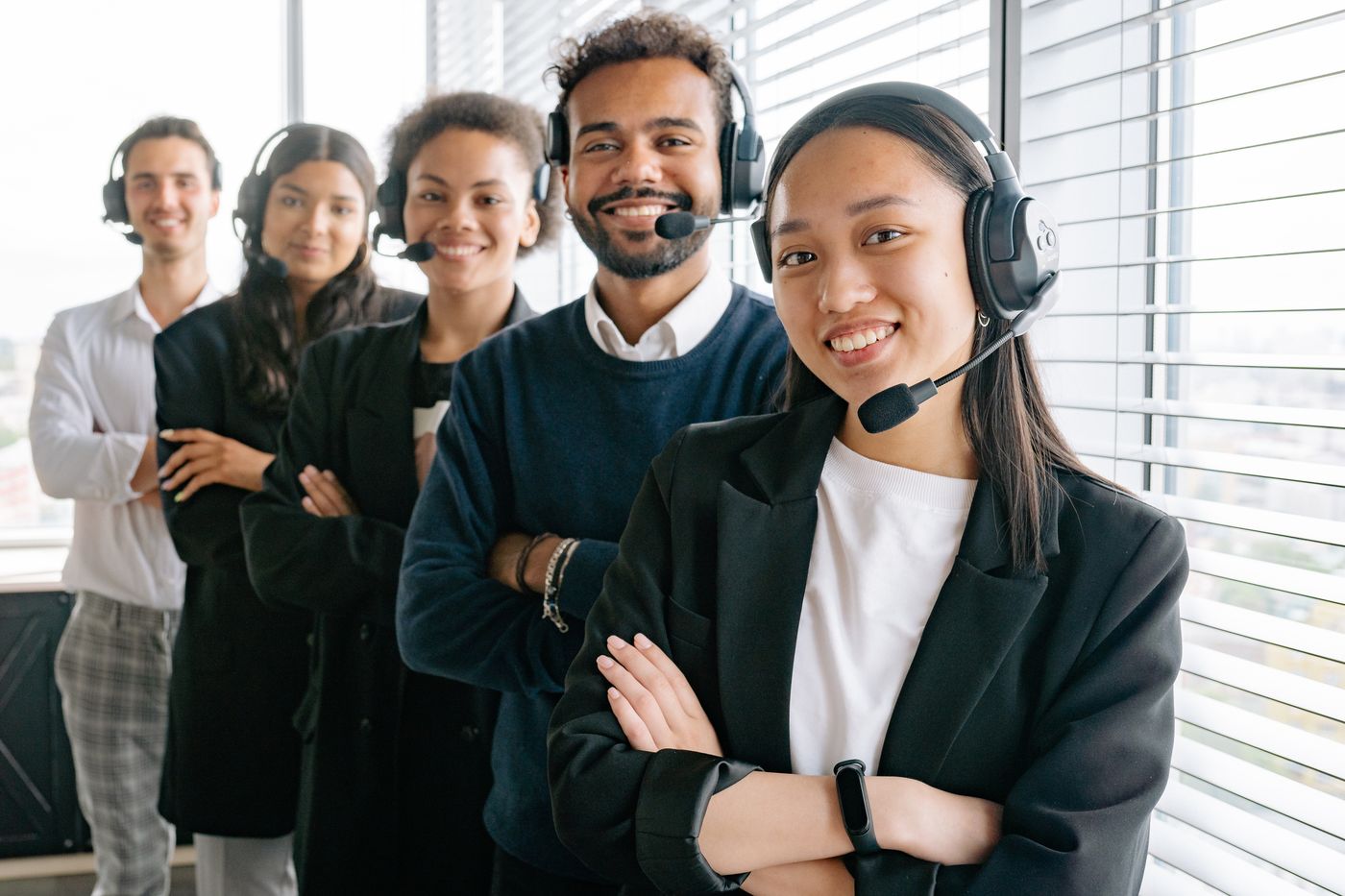 Ejecutiva comercial atendiendo clientes por telefono